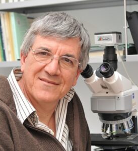 Narcís Prat al seu laboratori de la Universitat de Barcelona